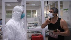 Thứ trưởng Nguyễn Trường Sơn trò chuyện với bệnh nhân mắc COVID-19 điều trị tại Bệnh viện Bệnh Nhiệt đới Trung ương