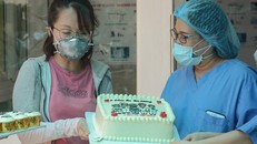 Trước lúc xuất viện, bệnh nhân cuối cùng mắc Covid-19 ở Đà Nẵng đã tặng bánh kem và cảm ơn các bác sĩ.