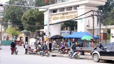 Cổng Bệnh viện Bạch Mai (Hà Nội), sáng 15/4. Ảnh: Anh Tuấn/TTXVN