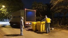 Thu gom rác thải tại thôn Hạ Lôi để xử lý theo quy trình rác thải y tế. (Ảnh: Mạnh Khánh/TTXVN)