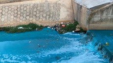 Nước suối biến thành màu xanh dương bất thường đoạn đổ ra sông Đồng Nai