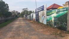 Dù là bãi đất trống nhưng chủ đầu tư đã rao bán rầm rộ, ký hợp đồng góp vốn với nhiều khách hàng 