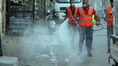 Phun thuốc khử trùng đường phố nhằm ngăn dịch COVID-19 lây lan, tại Baghdad, Iraq ngày 4/4/2020. Ảnh: THX/TTXVN