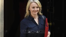 Bộ trưởng Thương mại Anh Liz Truss sau khi dự cuộc họp nội các tại thủ đô London. Ảnh: THX/TTXVN