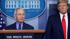 Chuyên gia chống Covid-19 hàng đầu Mỹ Anthony Fauci trả lời các câu hỏi trong một cuộc họp báo tại Nhà Trắng khi Tổng thống Trump đứng bên cạnh lắng nghe. Ảnh: Reuters