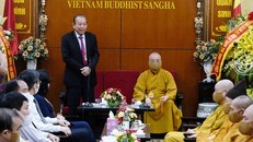 Phó Thủ tướng Thường trực Chính phủ Trương Hòa Bình thay mặt lãnh đạo Đảng, Nhà nước tới thăm, chúc mừng Trung ương Giáo hội Phật giáo Việt Nam và Tăng, Ni, Phật tử tại chùa Quán Sứ