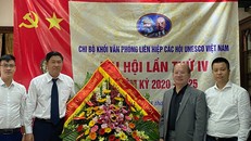 Đồng chí Nguyễn Trung Dũng đại diện cho Quận ủy Ba Đình trao tặng lẵng hoa cho Đại hội