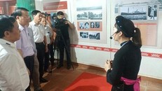 Triển lãm ảnh 'Chủ tịch Hồ Chí Minh - lãnh tụ kiệt xuất của dân tộc'