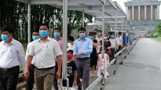 Du khách xếp hàng tham quan từ Lăng Chủ tịch Hồ Chí Minh. Buổi chiều khi Lăng đóng cửa, việc kiểm tra thân nhiệt sẽ được thực hiện ở cổng vào khu di tích Phủ Chủ tịch.