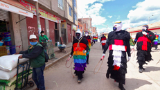 Đàn ông ăn mặc như Andean Ukukus hoặc Pabluchas, những nhân vật truyền thống đóng vai trò canh gác, áp đặt trật tự xã hội, vung roi như một mối đe dọa để buộc mọi người phải duy trì khoảng cách, nhắc nhở họ đeo khẩu trang và găng tay gần thành phố Cusco, 