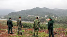 Lực lượng chức năng túc trực canh gác ở các khu vực biên giới để chống lại việc vượt biên trái phép 