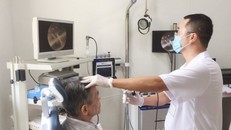 Bác sĩ thăm khám cho bệnh nhân tại BV Hữu Nghị. (Ảnh SK&ĐS)