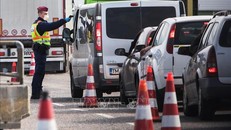 Kiểm tra nhiệt độ lái xe phòng dịch COVID-19 tại cửa khẩu Nickelsdorf/Hegyeshalom giữa Hungary và Áo, ngày 14/3/2020. Ảnh: AFP/TTXVN