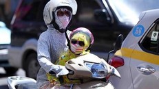 Nếu bắt buộc phải đi ra đường, ngoài trời nóng thì phải đội mũ, mặc quần áo, đeo kính, khẩu trang… chống nóng. Ảnh minh họa.