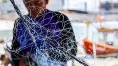 Lưới đánh cá hỏng sẽ được tái chế thành dụng cụ chống COVID-19. Ảnh: Reuters 