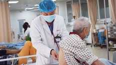 Bác sĩ Khiêm thăm khám cho bệnh nhân tại khoa Cấp cứu, Bệnh viện Hữu Nghị.