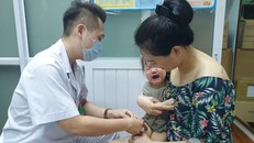Cha mẹ nên đưa con đi tiêm vắc xin phòng các bệnh truyền nhiễm đã có vắc xin.