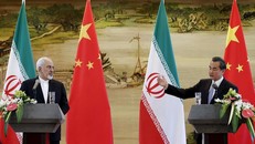 Ngoại trưởng Iran Mohammad Javad Zarif (trái) và Ngoại trưởng Trung Quốc Vương Nghị tại một buổi họp báo sau cuộc gặp song phương ở Bắc Kinh, Trung Quốc ngày 15/9/2015. Ảnh: Reuters