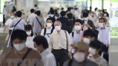 Người dân đeo khẩu trang phòng lây nhiễm COVID-19 tại Tokyo, Nhật Bản ngày 9/7/2020. (Nguồn: THX/TTXVN)