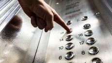 Nút ấn điều khiển thang máy công cộng là một trong những nơi lan truyền virus SARS-CoV-2 nhiều nhất