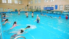 Tuân thủ các biện pháp vệ sinh cần thiết để bảo đảm an toàn trong các bể bơi mùa COVID-19.