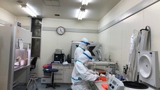 Xét nghiệm sinh học phân tử realtime RT-PCR đòi hỏi các hệ thống máy chuyên dụng và thực hiện tại phòng thí nghiệm.