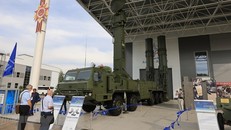 Tổ hợp tên lửa phòng không đa kênh cơ động cao 98P6E Abakan. (Ảnh: PV/TTXVN)