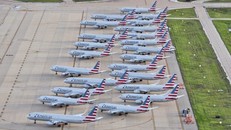 Máy bay chen chúc ở các sân bay trên khắp thế giới khi hàng không bị đình trệ bởi đại dịch Covid-19. Ảnh: Reuters.