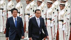 Thủ tướng Nhật Bản Abe Shinzo và Thủ tướng Trung Quốc Lý Khắc Cường tại Tokyo năm 2018. Ảnh: EPA-EFE