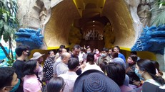 Hàng trăm gia đình bức xúc kéo đến chùa Kỳ Quang 2 để đòi lại tro cốt của người thân.