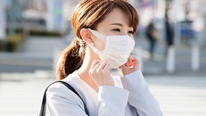 Phụ nữ mang thai cần thực hiện các biện pháp phòng bệnh như đeo khẩu trang khi đi ra khỏi nhà, rửa tay thường xuyên, hạn chế đến những khu vực đông người.