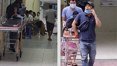 Đối tượng cò mồi của xe cấp cứu dù ngang nhiên hoạt động trước mặt lực lượng bảo vệ của bệnh viện Việt Đức (Ảnh cắt từ clip ghi lại của PV)