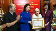 Phó Bí thư thường trực Thành ủy Hà Nội Ngô Thị Thanh Hằng trao tặng Huy hiệu 75 tuổi Đảng cho đồng chí Hoàng Thị Lam. 