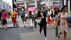 Người dân đeo khẩu trang phòng lây nhiễm COVID-19 tại London, Anh, ngày 24/7/2020. (Ảnh: AFP/TTXVN)