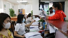 Người lao động làm thủ tục tại BHXH TP.HCM.