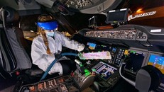 Khử trùng nội thất máy bay bằng đèn cực tím phòng Covid-19