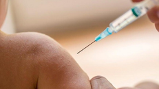 Tiêm phòng bạch hầu cho trẻ.