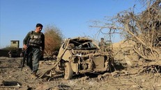 Lực lượng an ninh Afghanistan điều tra tại hiện trường vụ đánh bom xe nhằm vào tòa nhà chính quyền huyện Ghani Khel, tỉnh Nangarhar ngày 3/10/2020. Ảnh: REUTERS/TTXVN