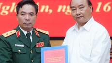 Thủ tướng trao hỗ trợ cho các gia đình có người thân hy sinh.