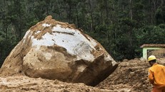 ảng đá hàng chục tấn lăn xuống đường 71 khu vực gần Trạm kiểm lâm 67.