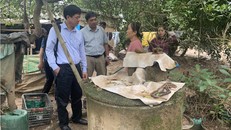 Tổ công tác của Bộ Y tế xuống thị sát công tác khử trùng, khử khuẩn giếng nước sau lũ rút tại một hộ dân ở xã Triệu Thượng, Triệu Phong, Quảng Trị 