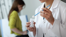 Phụ nữ nên đi khám phụ khoa và làm các xét nghiệm tầm soát ung thư cổ tử cung.