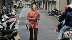 Vỉa hè không còn chỗ do xe máy lấn chiếm nên một nữ du khách phải đi bộ dưới lòng đường