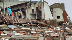 Bão Vamco đánh sập, tốc mái hơn 1.500 ngôi nhà