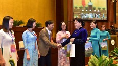 Chủ tịch Quốc hội tặng quà cho các nhà giáo