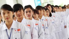 Luật Người lao động Việt Nam đi làm việc tại nước ngoài theo hợp đồng lao động (sửa đổi) vừa được thông qua có nhiều quy định giảm chi phí cho lao động khi đi XKLĐ.