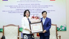 Bộ trưởng Nguyễn Ngọc Thiện trao Kỷ niệm chương Vì sự nghiệp Văn hóa, Thể thao và Du lịch cho bà Lianys Torres Rivera, Đại sứ Đặc mệnh toàn quyền nước Cộng hòa Cuba tại Việt Nam