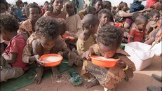 Phụ nữ và trẻ em tại trại tị nạn Kebribeyah, miền đông Ethiopia. Ảnh: AFP/TTXVN