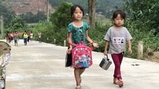 Trẻ học tại Trường MN Hồng Ca (Trấn Yên - Yên Bái) trên đường đến trường. 