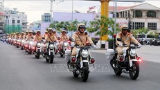 Các đơn vị chức năng diễu hành tuyên truyền về an toàn giao thông trên các tuyến đường nội ô thành phố Long Xuyên. 
